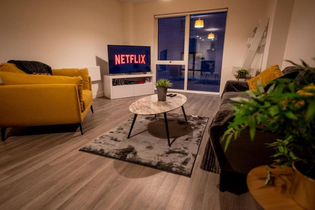 Apartamento With Balcony & Free Parking - Including Justeat Voucher For 2-night Minimum!