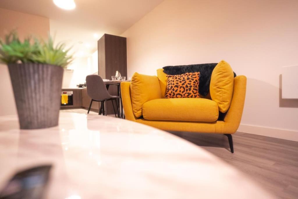 With Balcony & Free Parking - Including Justeat Voucher For 2-night Minimum! *