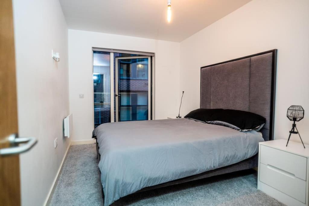 With Balcony & Free Parking - Including Justeat Voucher For 2-night Minimum! Apartamento
