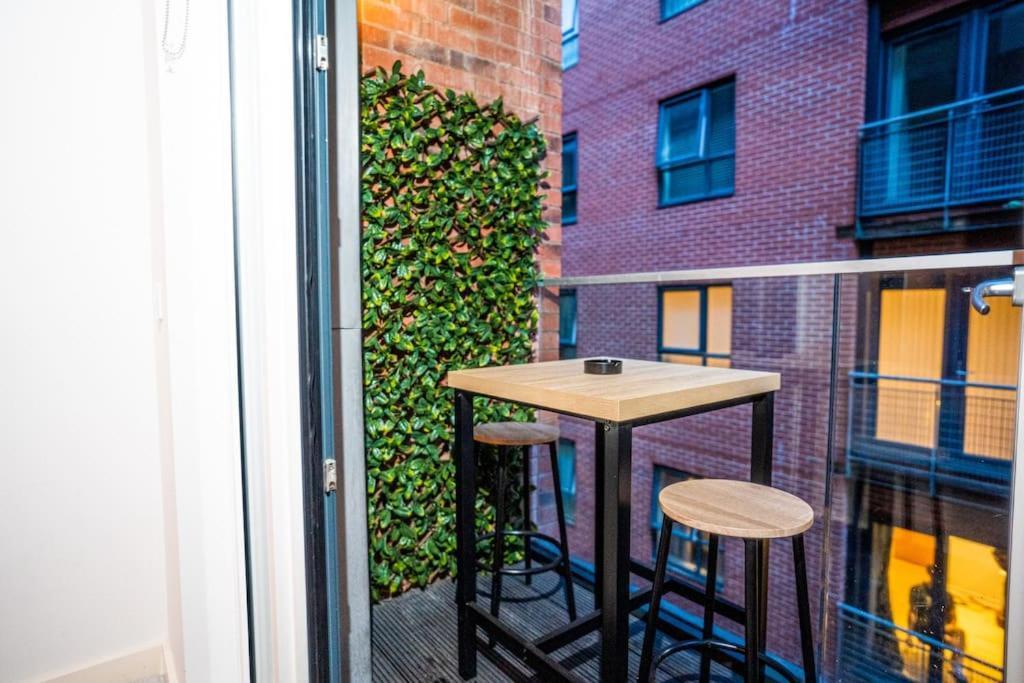 Apartment With Balcony & Free Parking - Including Justeat Voucher For 2-night Minimum!