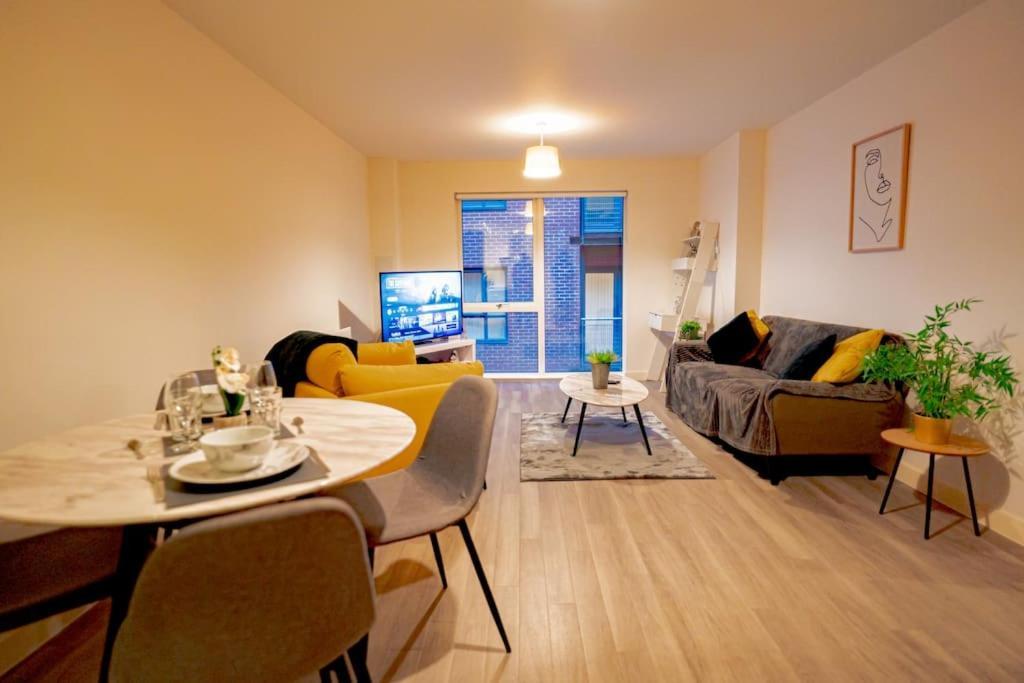 With Balcony & Free Parking - Including Justeat Voucher For 2-night Minimum! Apartment Manchester