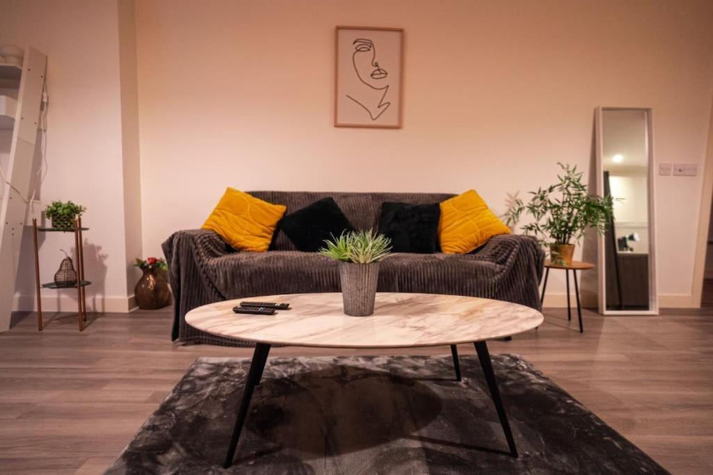 Apartment With Balcony & Free Parking - Including Justeat Voucher For 2-night Minimum! Manchester