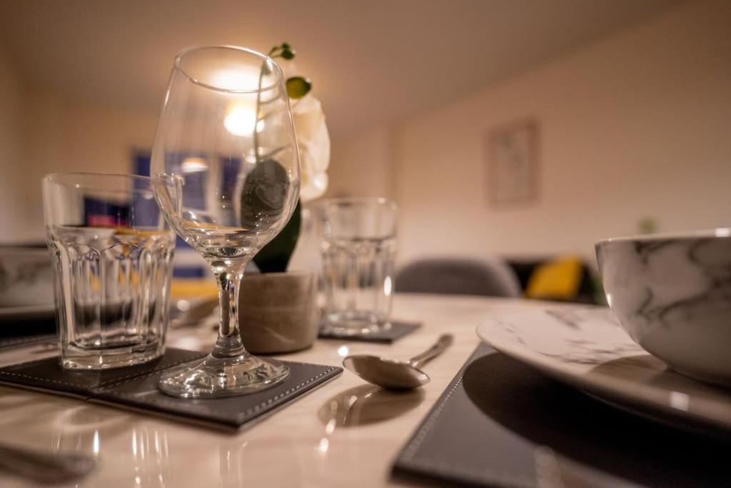 With Balcony & Free Parking - Including Justeat Voucher For 2-night Minimum! * Manchester