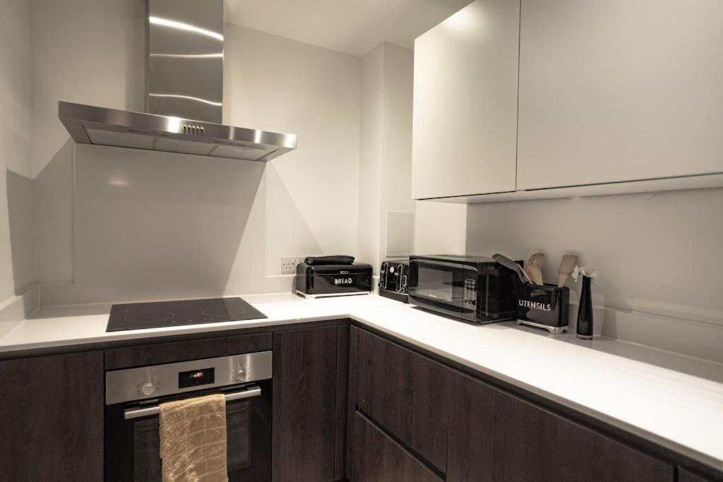 Apartment With Balcony & Free Parking - Including Justeat Voucher For 2-night Minimum! Manchester