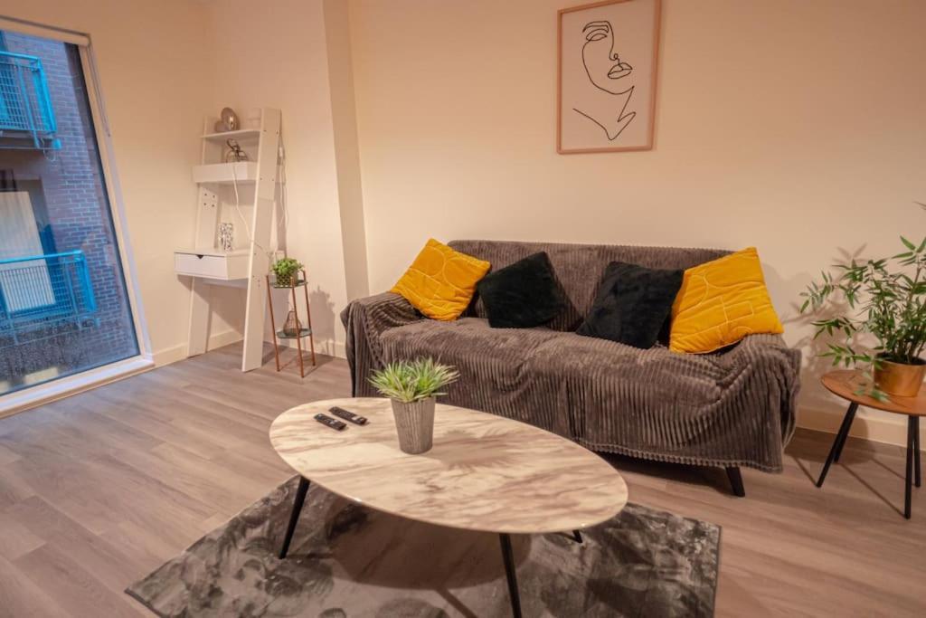 Apartment With Balcony & Free Parking - Including Justeat Voucher For 2-night Minimum! *