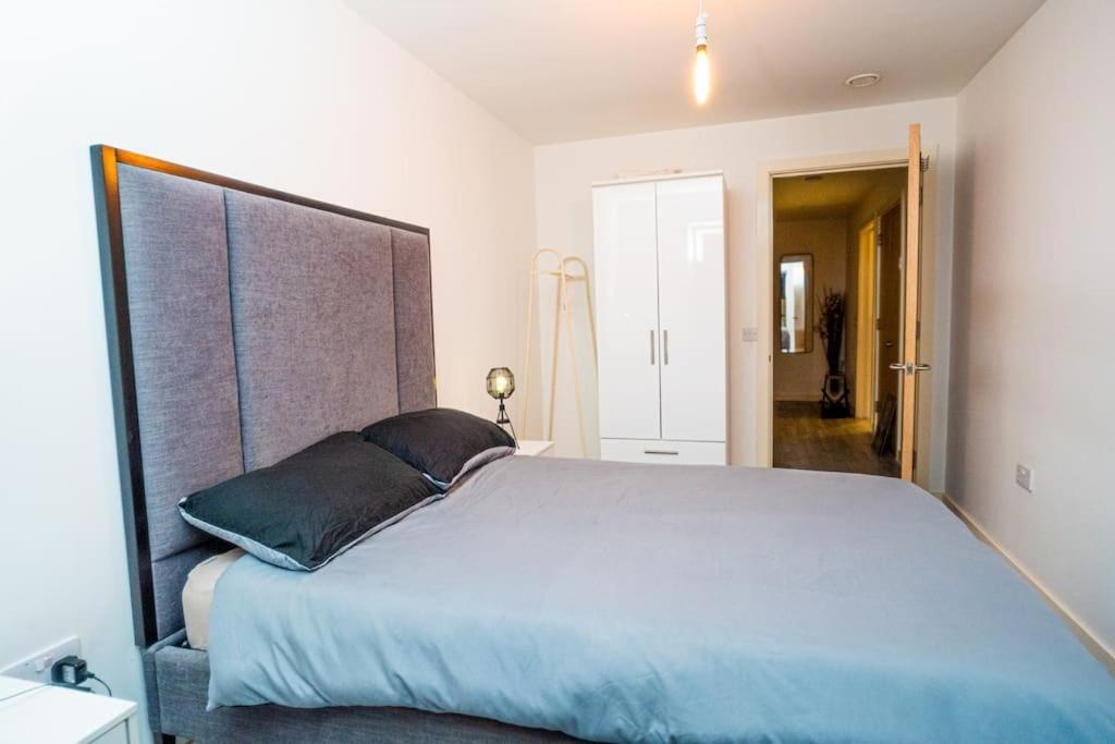 Apartment With Balcony & Free Parking - Including Justeat Voucher For 2-night Minimum! Manchester